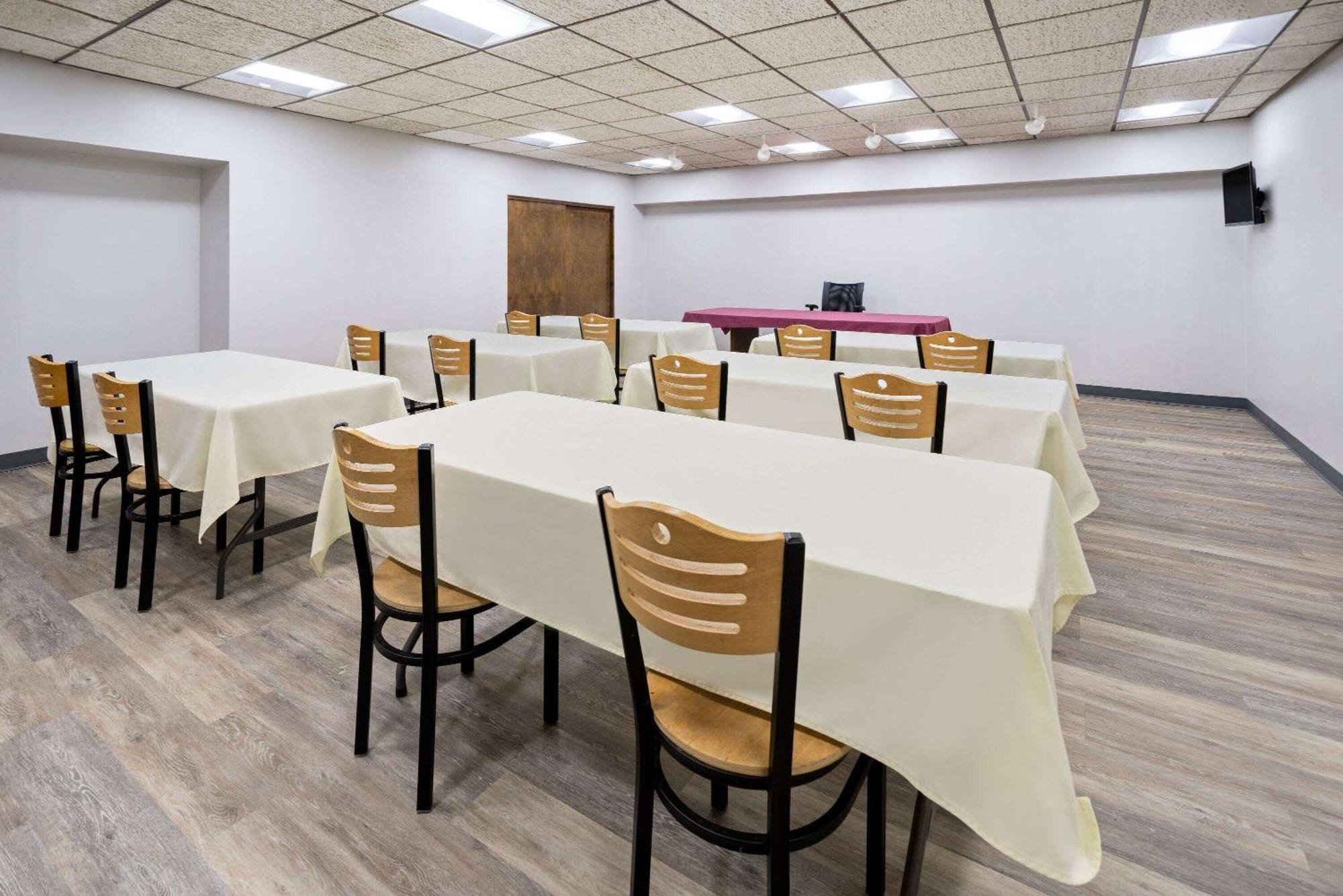 亨丽埃塔速8酒店 亨里埃塔 外观 照片